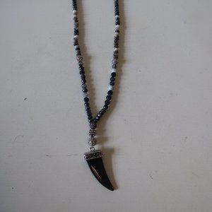 TRENDS BLK GREY, WHITE BEADED HORN NECKLACE